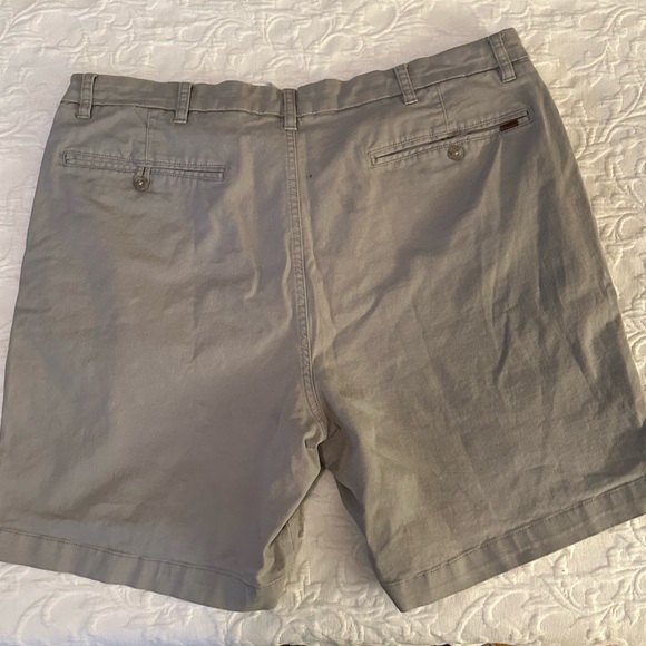 Men’s CHAPS Classic Stretch Flat Front Shorts Beige/Khaki - Picture 4 of 4